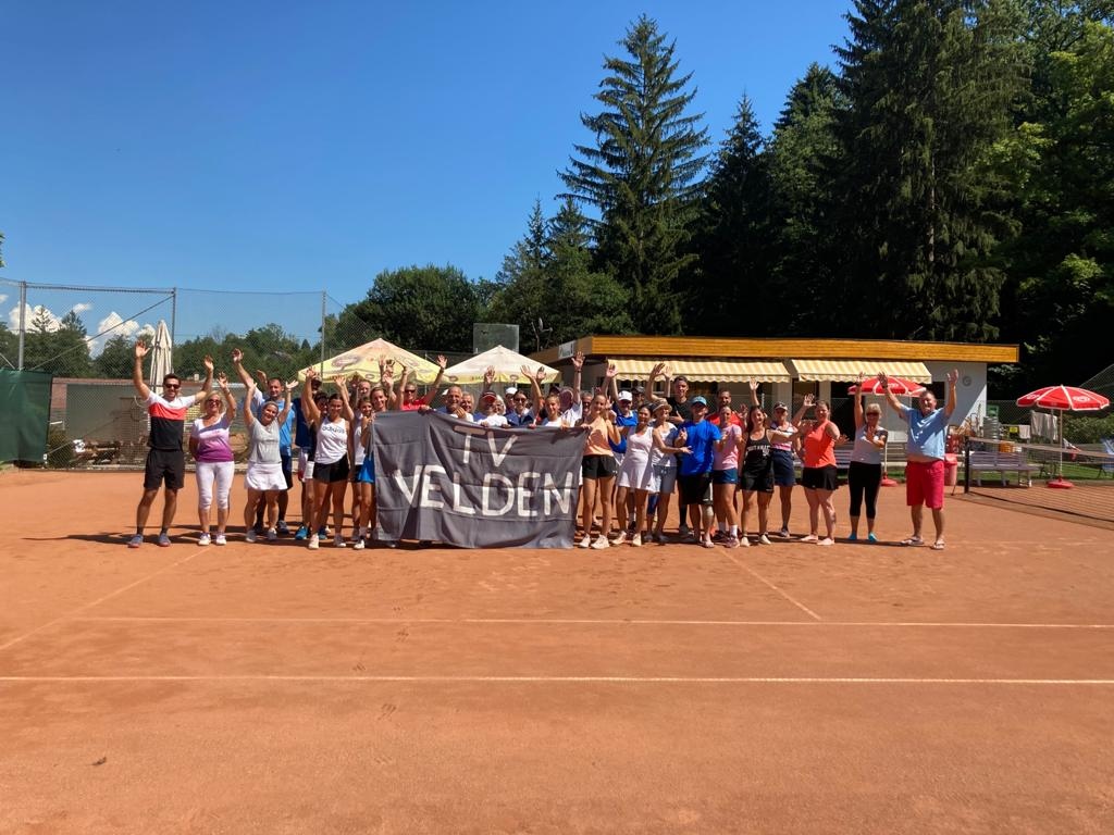 Große Gruppe beim TV Velden Tennisturnier